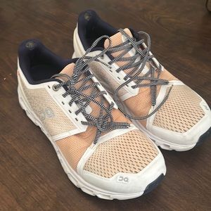 Women’s OnCloud running shoes - sz: 8.5